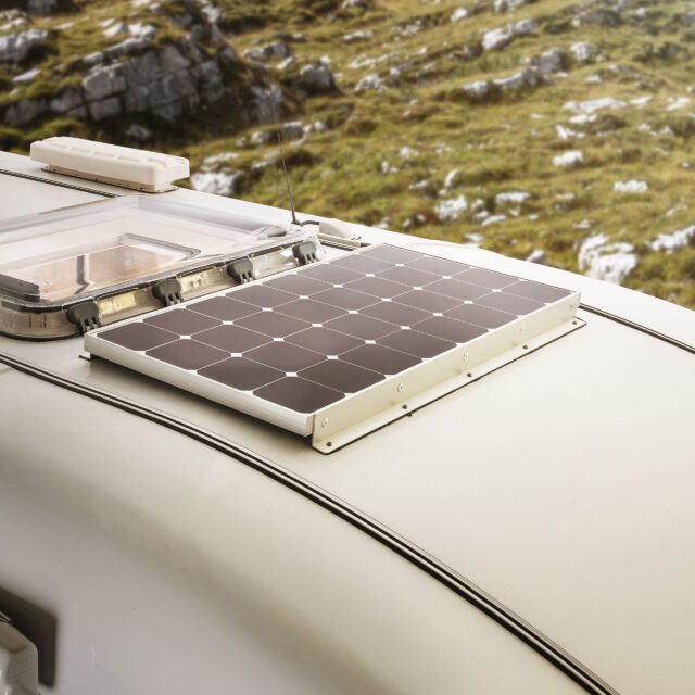 Solarmodul auf dem Dach – Stromversorgung für autarkes Camping mit Tischer Kabine.
