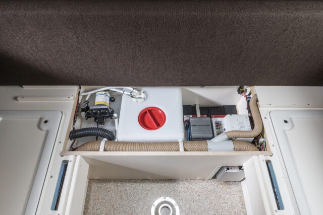 Wassertank/Wasserpumpe und Elektrik in der Tischer Wohnkabine.