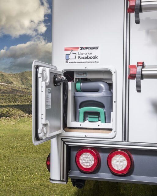 Tischer Trail 275S - Geöffnete Serviceklappe an der Rückseite einer Wohnkabine – herausziehbarer Toilettenbehälter sichtbar.