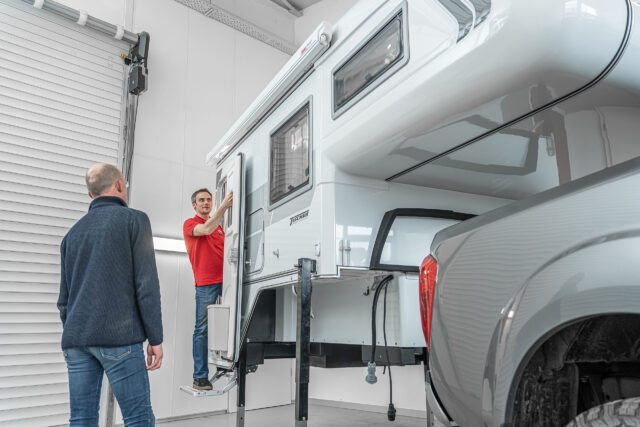 Seitenansicht einer montierten Wohnkabine auf einem Pickup – Kontrollgang vor der Auslieferung bei Tischer.