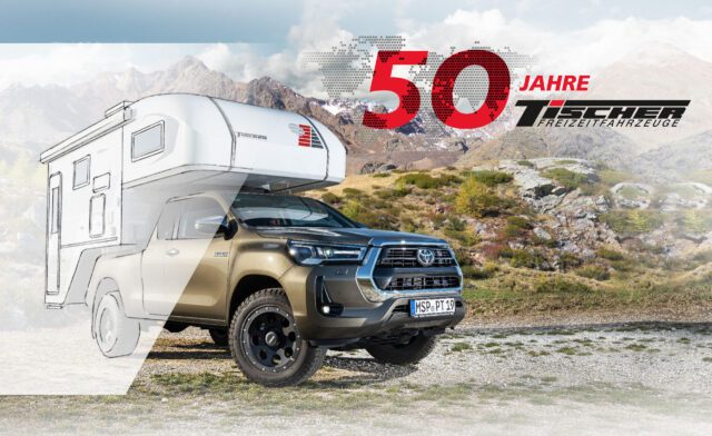 Tischer Wohnkabine auf Ford Ranger – schräger Frontblick mit Logo zum 50-jährigen Jubiläum.