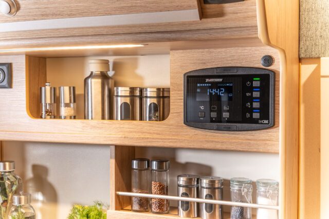 Tischer Trail230S - Detailansicht eines Regalfachs mit Gewürzgläsern und Bordsteuerung