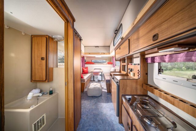 Innenansicht eines älteren Modells, Blick durch den Flur Richtung Alkoven-Bett.