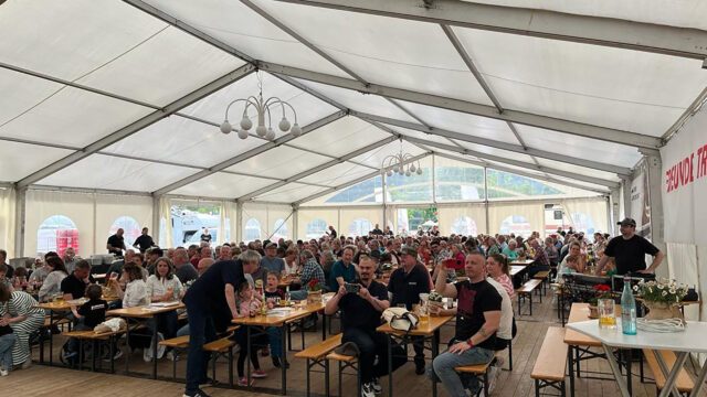Blick ins gut besuchte Festzelt beim Tischer-Treffen – geselliges Beisammensein mit vielen Gästen an Biertischen.