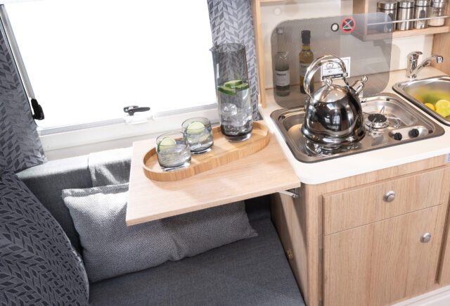 Zusätzlicher Klapptisch im Innenraum der Tischer Wohnkabine.
