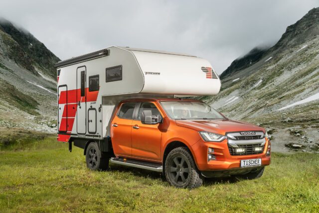 Tischer Trail 260SP Flatbed auf Isuzu D-Max, Seitenansicht mit Aufbautür und großem Seitenfenster.
