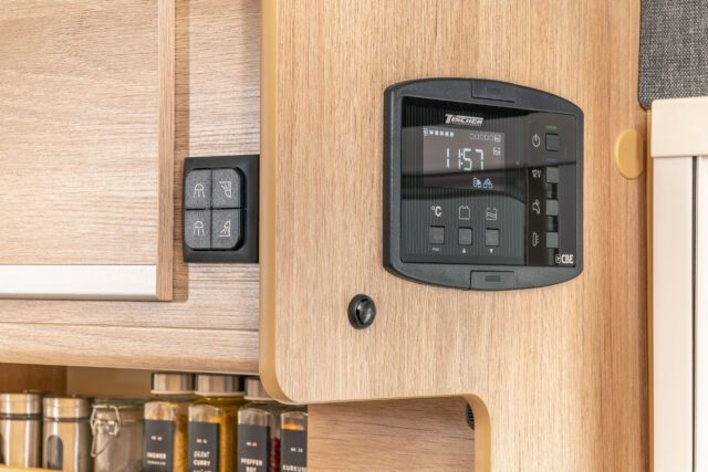 Bedienelemente und Steuerungspanel der Tischer 260SP Flatbed im Eingangsbereich.