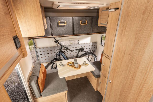 Innenansicht mit Fahrrad-Transportlösung im Wohnbereich der Tischer Trail 260SP.