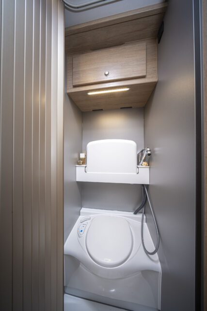 Klappbecken, Kassettentoilette und Spiegelschrank – Badansicht in Tischer Wohnkabine.