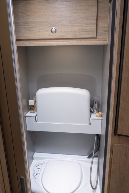 Klappwaschbecken über Kassettentoilette im Bad einer Tischer Wohnkabine – platzsparende Lösung.