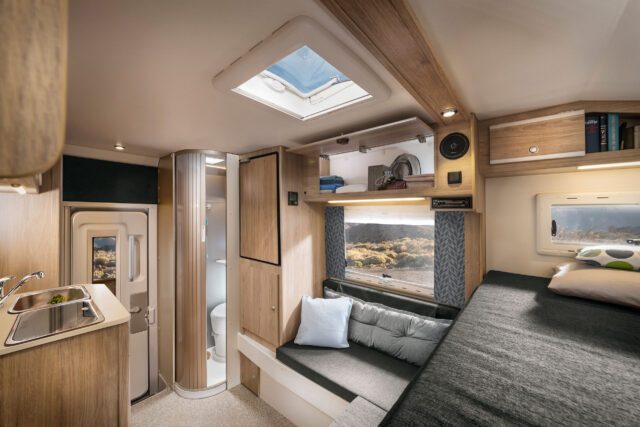 Innenraum der Tischer Trail Box 240 mit Sitzbank, Dachhaube und Badzugang – moderner Look.