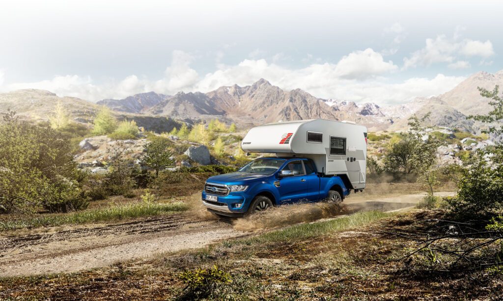 Tischer Trail Box 240 auf Ford Ranger im Gelände – Kabine im Offroad-Einsatz.