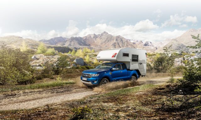 Tischer Trail Box 240 auf Ford Ranger im Gelände – Kabine im Offroad-Einsatz.