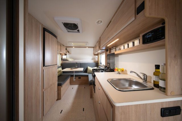 Küchen- und Wohnbereich in der Tischer Box 340S auf MAN TGE, Blick vom Eingang nach vorne.