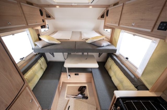 Tischer Box 340S mit ausgezogenem Tisch, Bett aufgeklappt, Raum unter dem Bett sichtbar.