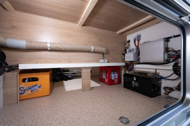 Stauraum unter dem Bett mit Zugang zur Elektrik und Wasseranlage in der Box 340S.