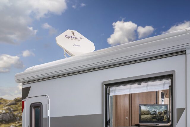 Satellitenantenne auf Tischer Wohnkabine – für TV-Empfang unterwegs.