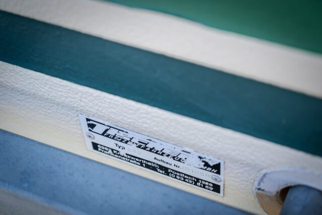 Tischer Classic Caddy-104_A Detail Plakette - Typenschilds auf Kabinenrückseite mit grüner Leiste.