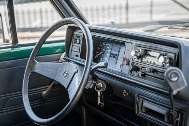 Innenansicht eines klassischen Armaturenbretts mit grünem Lenkrad. Tischer Classics