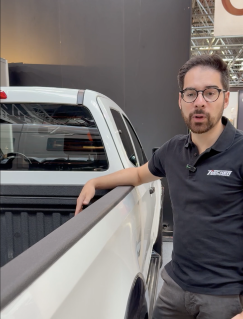 Mitarbeiter erklärt weiße Pickup-Pritsche umgerüstet wird neben Tischer Wohnkabine.