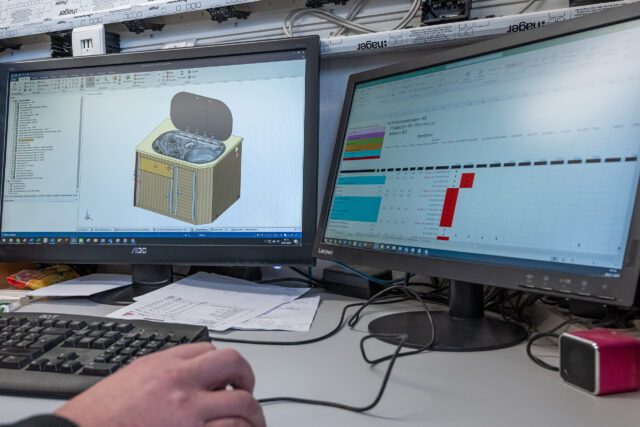 CAD-Arbeitsplatz in der Tischer Manufaktur – Monitor zeigt technische Zeichnungen einer Wohnkabine.