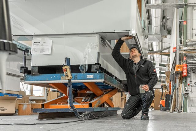 Präzisionsarbeit bei Tischer: Ein Mitarbeiter reinigt die Wohnkabine