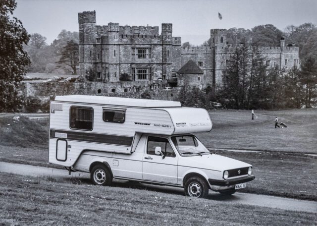 Tischer Classic Caddy-Camper 1983 - Schwarzweißbild einer Tischer-Kabine auf Pickup vor historischem Schloss.