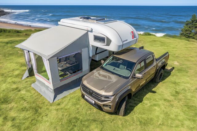 Aufsicht auf Pickup mit Tischer Wohnkabine und aufgebautem Vorzelt am Meer.