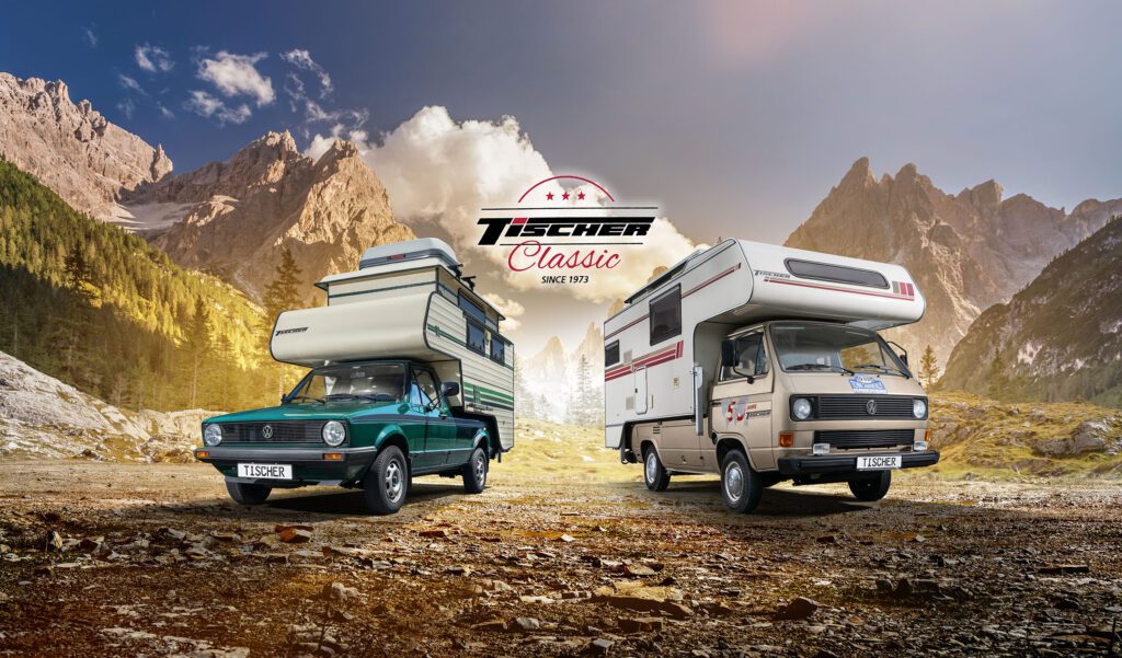 Zwei Tischer Classic Kabinen auf Pickups – Präsentation vor Bergkulisse.