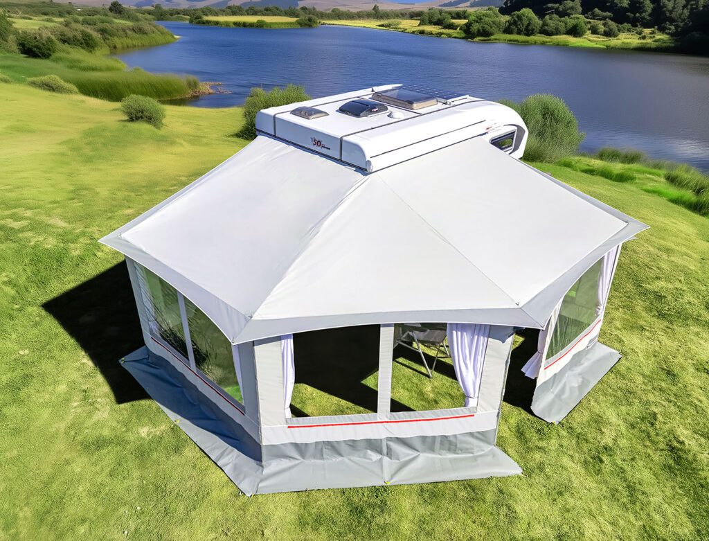 Freistehendes Vorzelt mit Fenstern und Vorhängen auf Wiese neben Pickup mit Tischer Kabine.