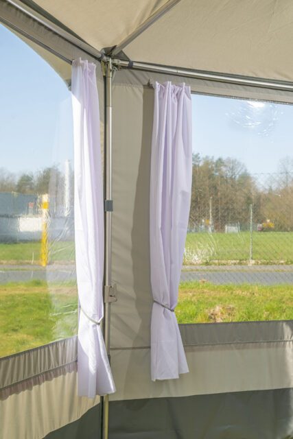 Fensterbereich mit eingenähtem Vorhang im geschlossenen Zustand – Tischer Vorzelt.