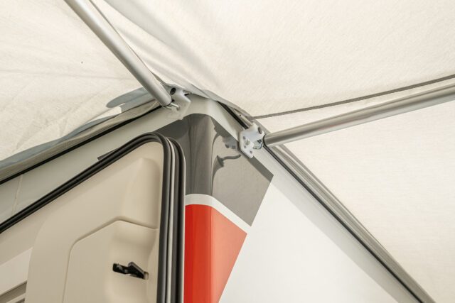 Gestängeschiene über Tür der Tischer Kabine – Vorzeltanschluss am Aufbau.