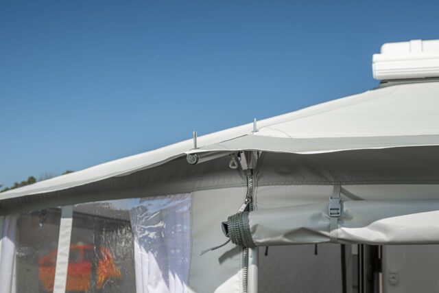 Abspannung am Dachüberstand mit Metallöse – wetterfester Anschluss Tischer Vorzelt.