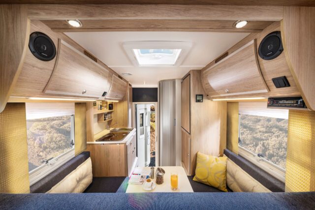 Innenansicht der Tischer Trail Box 220 mit Küchenzeile, Sitzgruppe und Dachfenster.