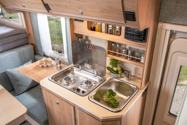 Küchenblock mit Spüle und Gaskocher in der Tischer 230S Wohnkabine – moderne Ausstattung.