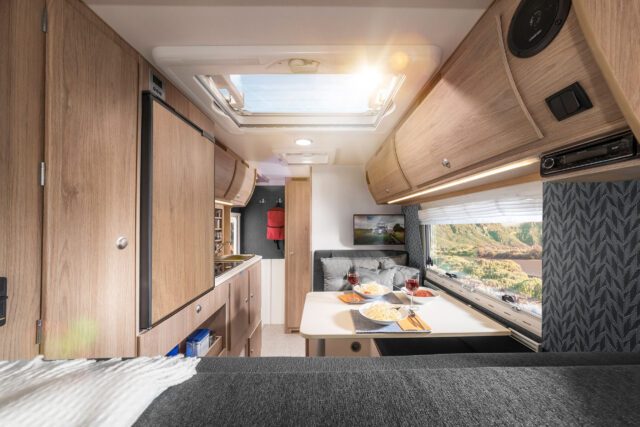 Seitlich fotografierte Wohnküche der Tischer 260SD – kompakt und gut strukturiert.