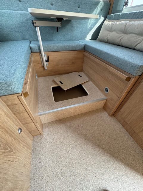 Stauraumluke unter der Sitzbank in der Trail Box 280, praktische Lösung für zusätzlichen Platz.