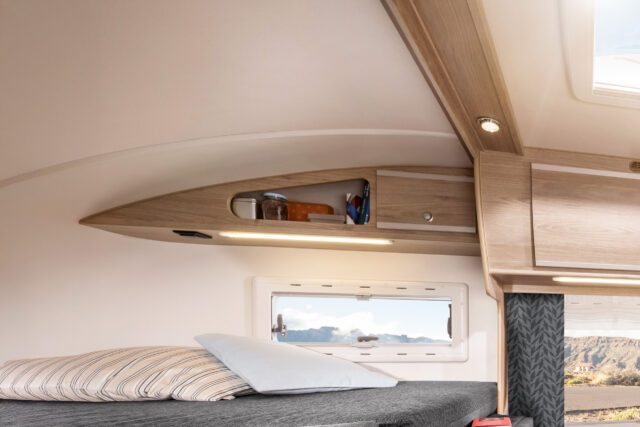 Schlafbereich mit Hängeschränken und Panoramafenster – Tischer Wohnkabine.