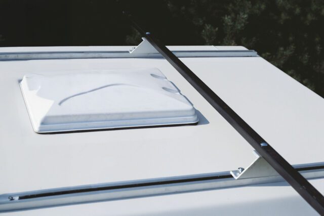 Dachträger-Schiene und Dachhaube auf dem Dach einer Tischer Wohnkabine, vorbereitet für Zubehörmontage.