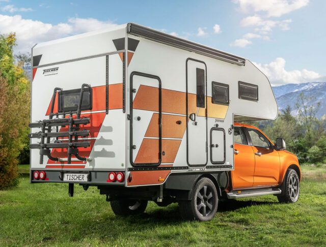 Tischer 260SP Flatbed auf Isuzu D-Max von schräg hinten – Kabine mit großer Seitenklappe.