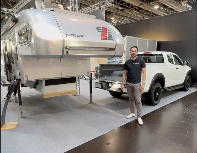 Tischer TRAIL 230S Kabine mit weißem Pick-Up daneben, Mann steht daneben auf Messeboden.