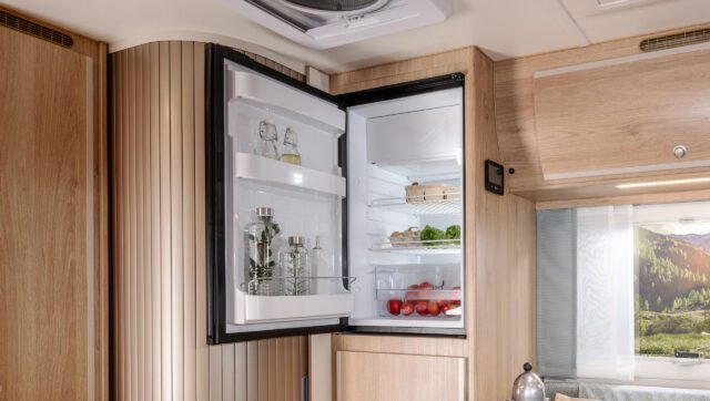 Kompressorkühlschrank, 90 l mit Gefrierfach – Einbaugerät in Tischer Absetzkabine.