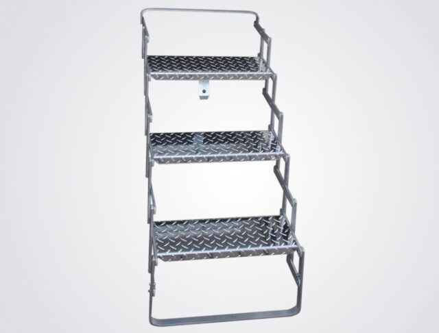 scheren-einstiegsstufe mit mehreren Stufen – Zugang zur Tischer Wohnkabine.