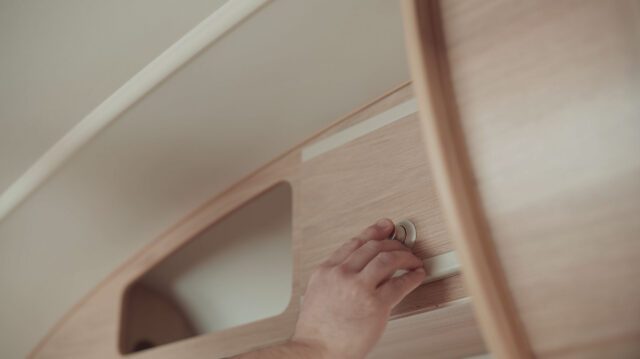 tischer_manufaktur_imagefilm_Montage eines Möbelknaufs im Innenraum