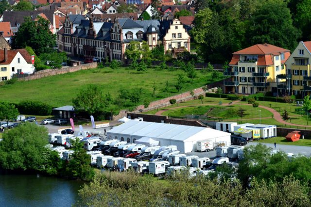 Luftaufnahme des großen Tischer-Treffens inmitten von Kreuzwertheim mit zahlreichen Wohnkabinen und Festzelt.