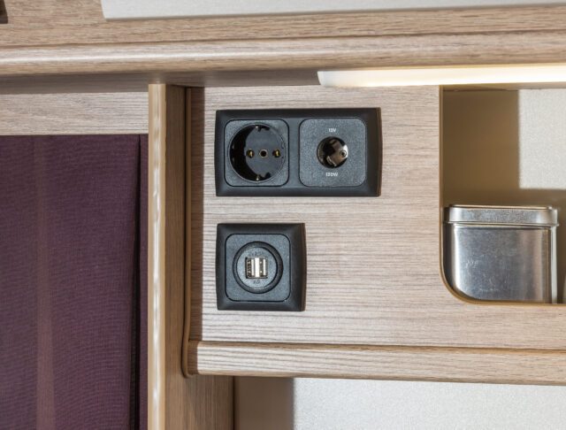 230V- und 12V-Steckdose im Innenraum – Stromversorgung in Tischer Kabinen.