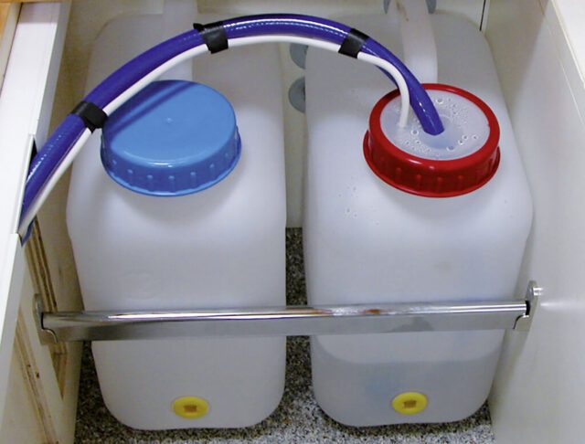 Frisch- und Abwasserkanister mit Schlauchsystem – Wasseranlage in Tischer Kabinen.