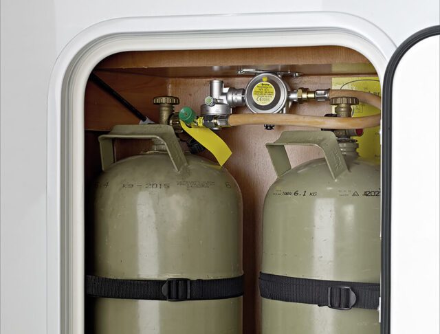 Gasflaschenfach mit zwei 11-kg-Flaschen – sicher gelagert in Tischer Wohnkabine.